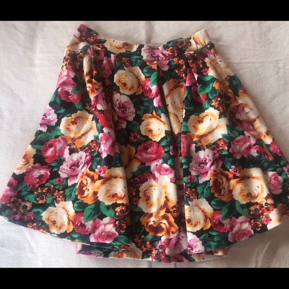 Adorable Floral Summer Mini Skirt - Picture 5 of 7